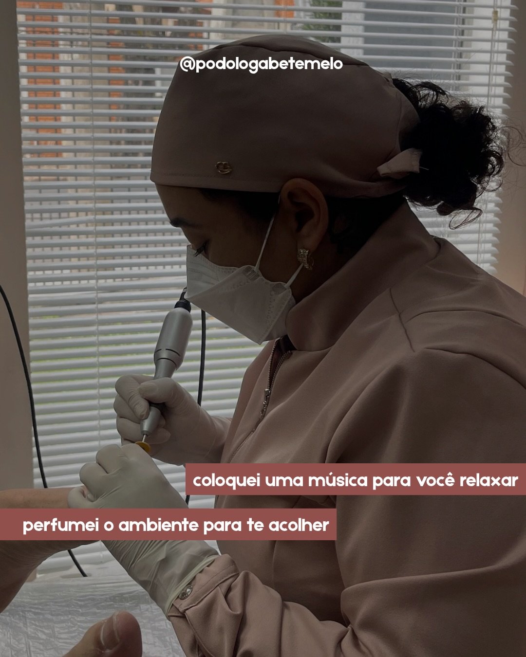Elisabete em atendimento no consultório, usando máscara e luvas